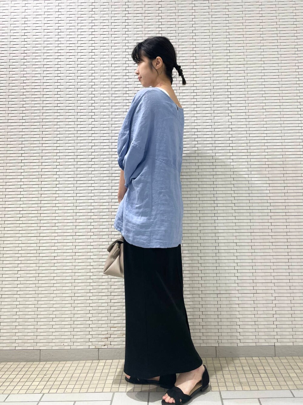 ブルー系のシャツ/ブラウス、ブラック系のサンダル、ブラック系のスカートを着用したレディースの夏コーディネートの5枚目の写真