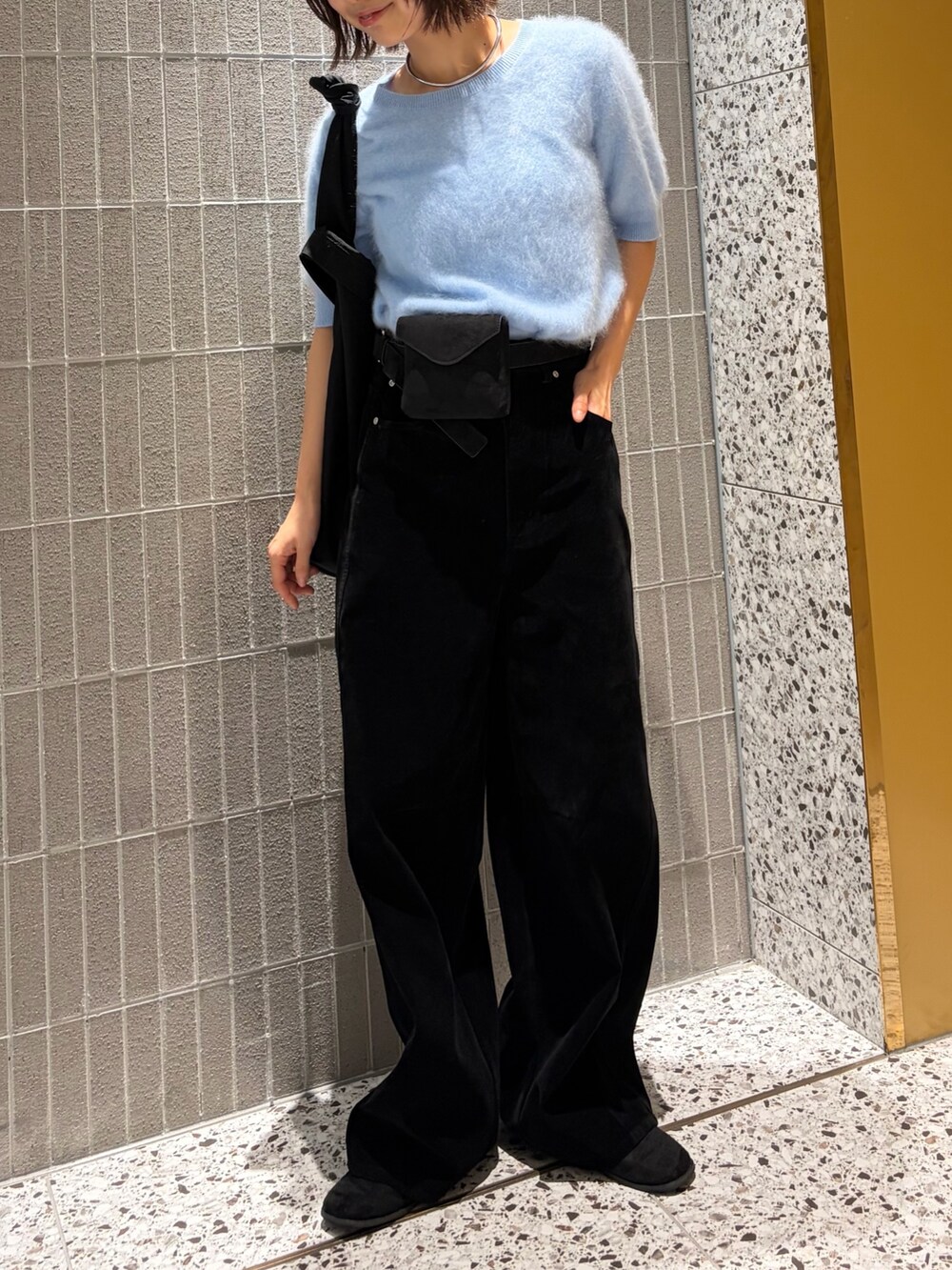 ブルー系のニット/セーター、ブラック系のその他パンツ、ブラック系のボディバッグ/ウエストポーチを着用したレディースの秋コーディネートの3枚目の写真