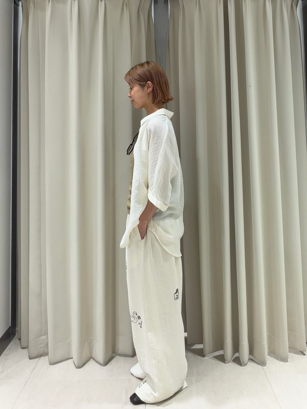 ホワイト系のその他パンツ、ブラウン系のタンクトップ、ホワイト系のシャツ/ブラウスを着用したレディースの夏コーディネートの2枚目の写真
