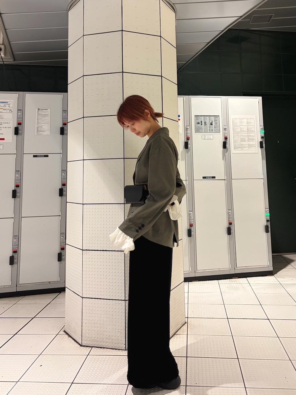 ブラック系のワンピース、グレー系のその他アウター、ブラック系のボディバッグ/ウエストポーチを着用したレディースの冬コーディネートの2枚目の写真