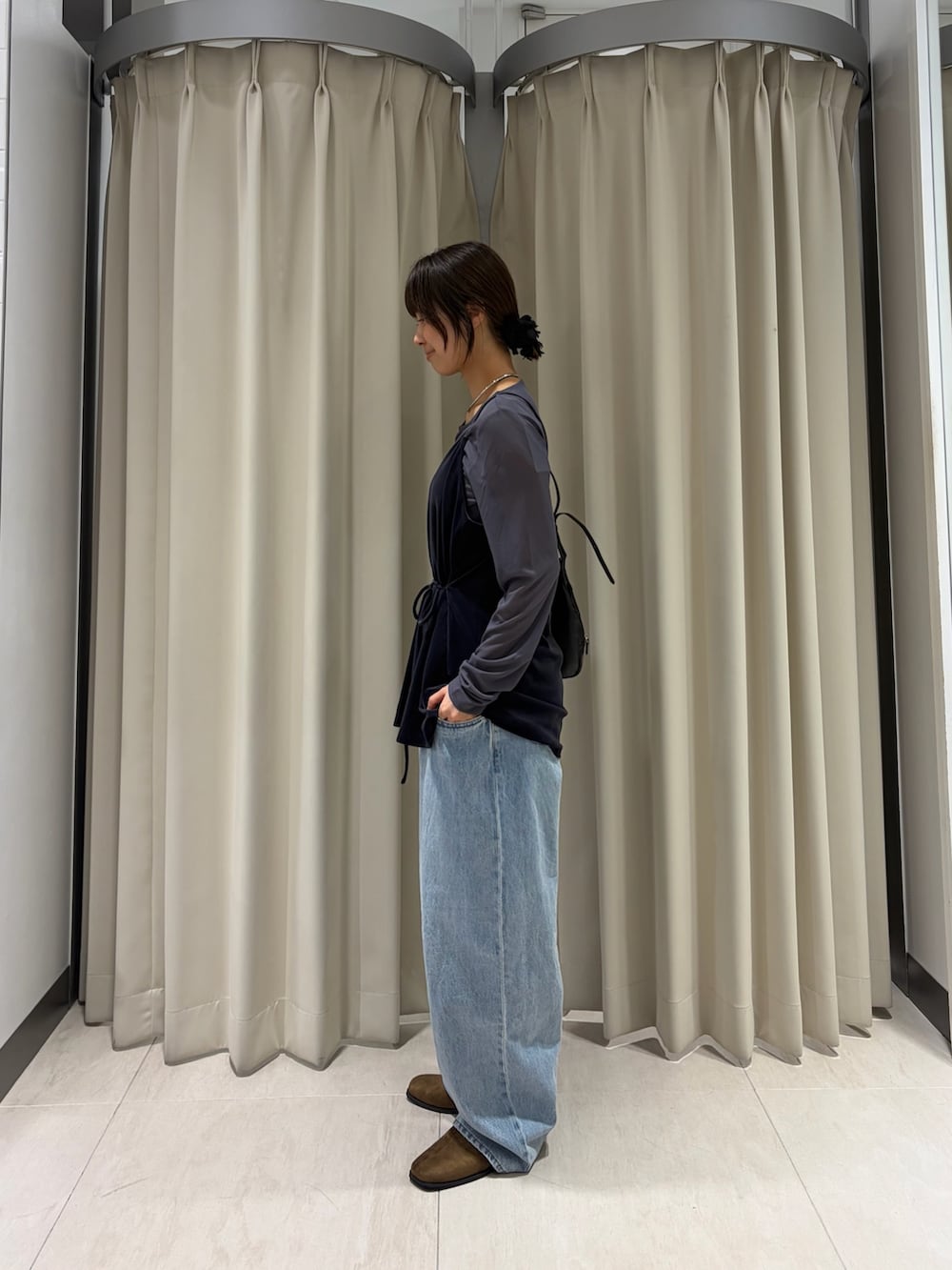 グレー系のTシャツ/カットソー、ブルー系のデニムパンツ、ブラウン系のその他シューズを着用したレディースの秋コーディネートの2枚目の写真