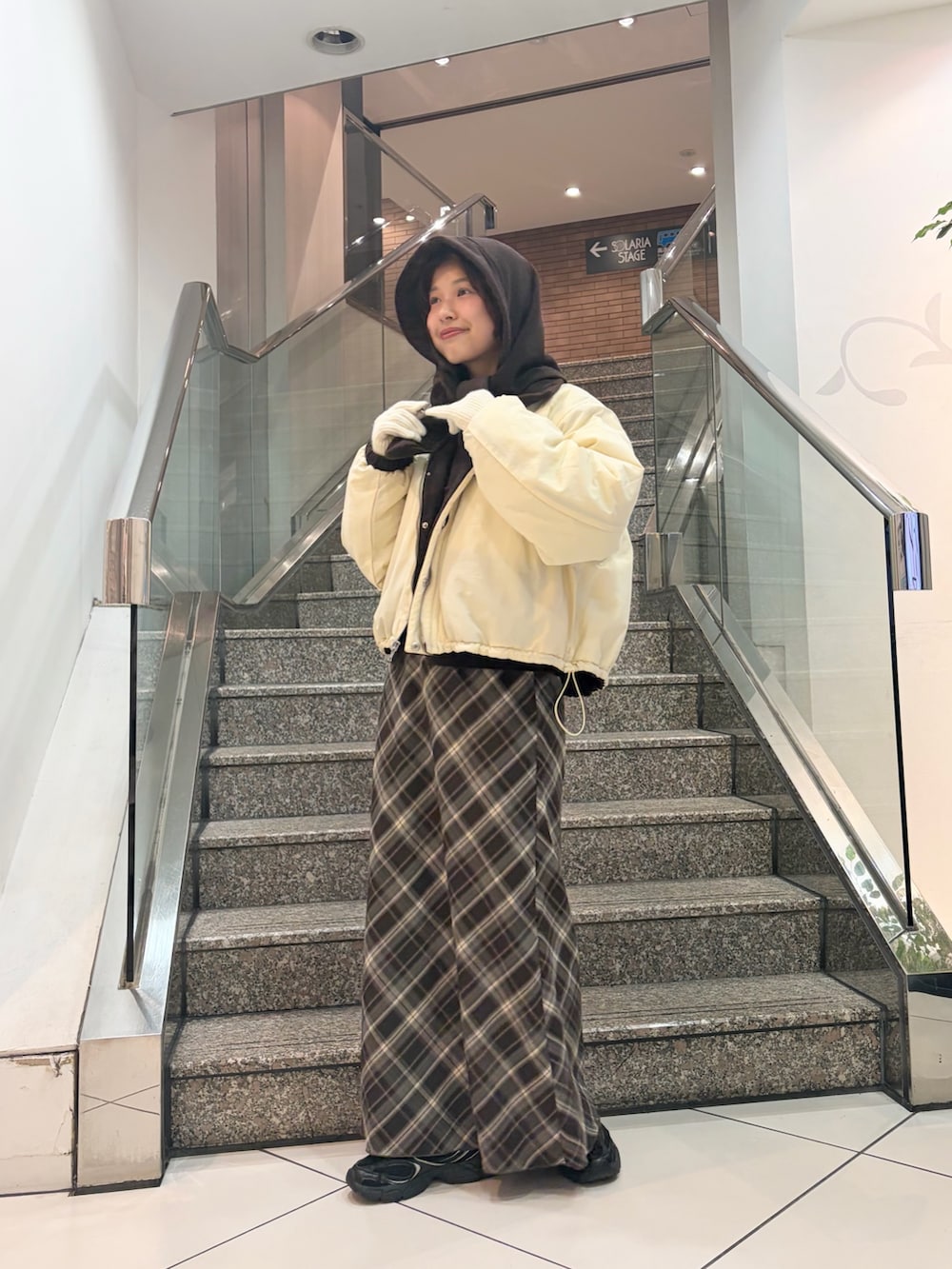 ブラウン系のその他アウター、ブラウン系のスカート、ブラウン系のニット/セーターを着用したレディースの冬コーディネートの2枚目の写真