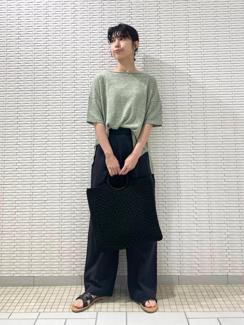 ブルー系のその他パンツ、ブラック系のサンダル、グリーン系のニット/セーターを着用したレディースの夏コーディネートの2枚目の写真