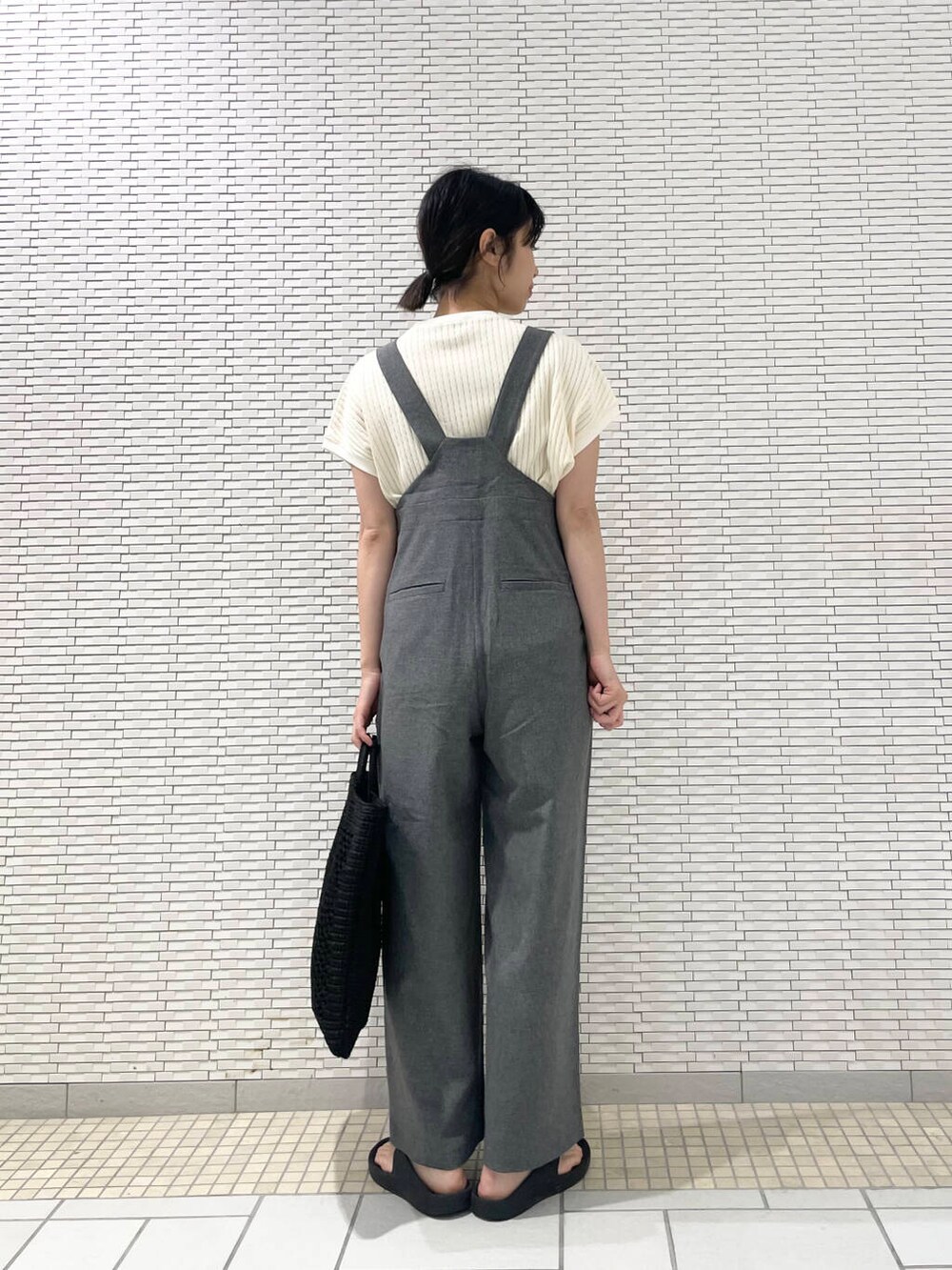 ホワイト系のTシャツ/カットソー、ブラック系のトートバッグ、グレー系のサロペット/オーバーオールを着用したレディースの夏コーディネートの4枚目の写真