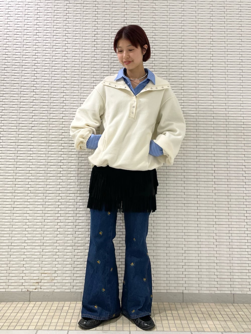 ホワイト系のその他トップス、ブルー系のシャツ/ブラウス、ブルー系のデニムパンツを着用したレディースの冬コーディネートの3枚目の写真