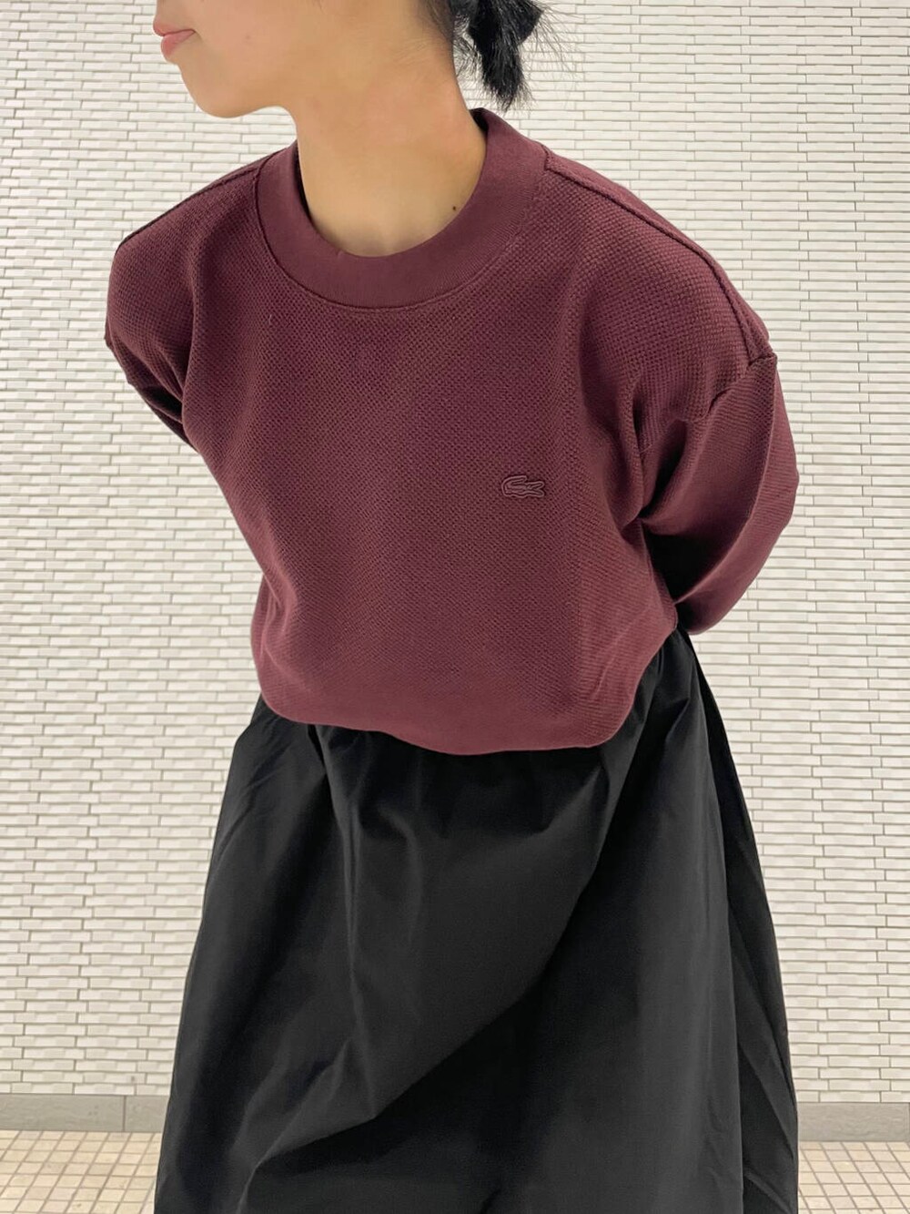 ブラック系のその他シューズ、ブラック系のスカート、レッド系のTシャツ/カットソーを着用したレディースの秋コーディネートの4枚目の写真