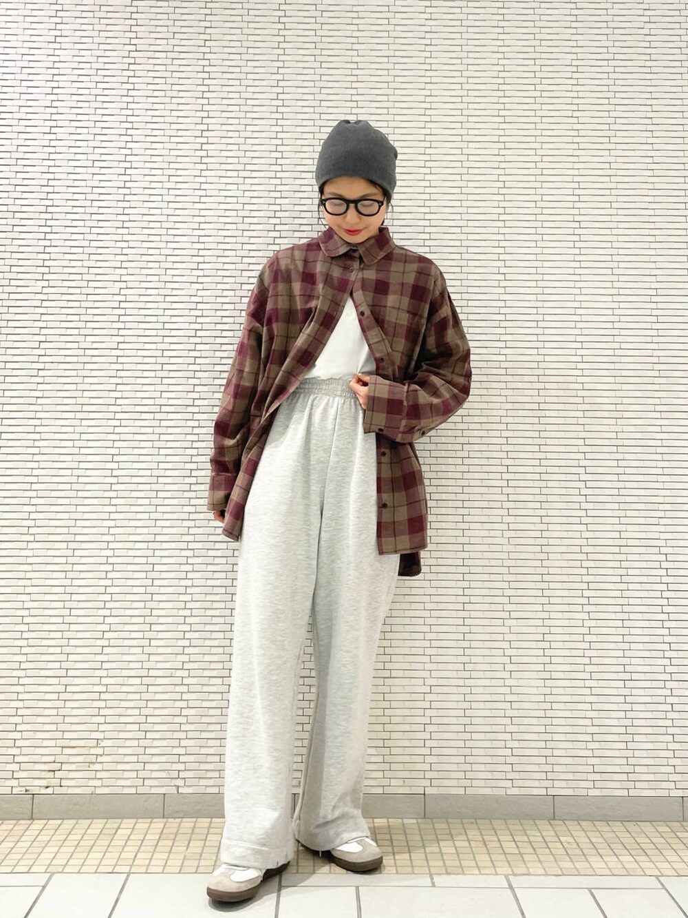 ブラウン系のシャツ/ブラウス、ホワイト系のTシャツ/カットソー、グレー系のその他パンツを着用したレディースの秋コーディネートの2枚目の写真