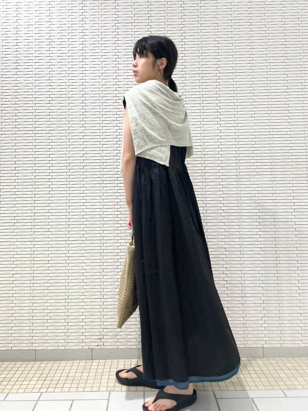 グレー系のカーディガン/ボレロ、ブラック系のワンピース、グレー系のトートバッグを着用したレディースの夏コーディネートの4枚目の写真