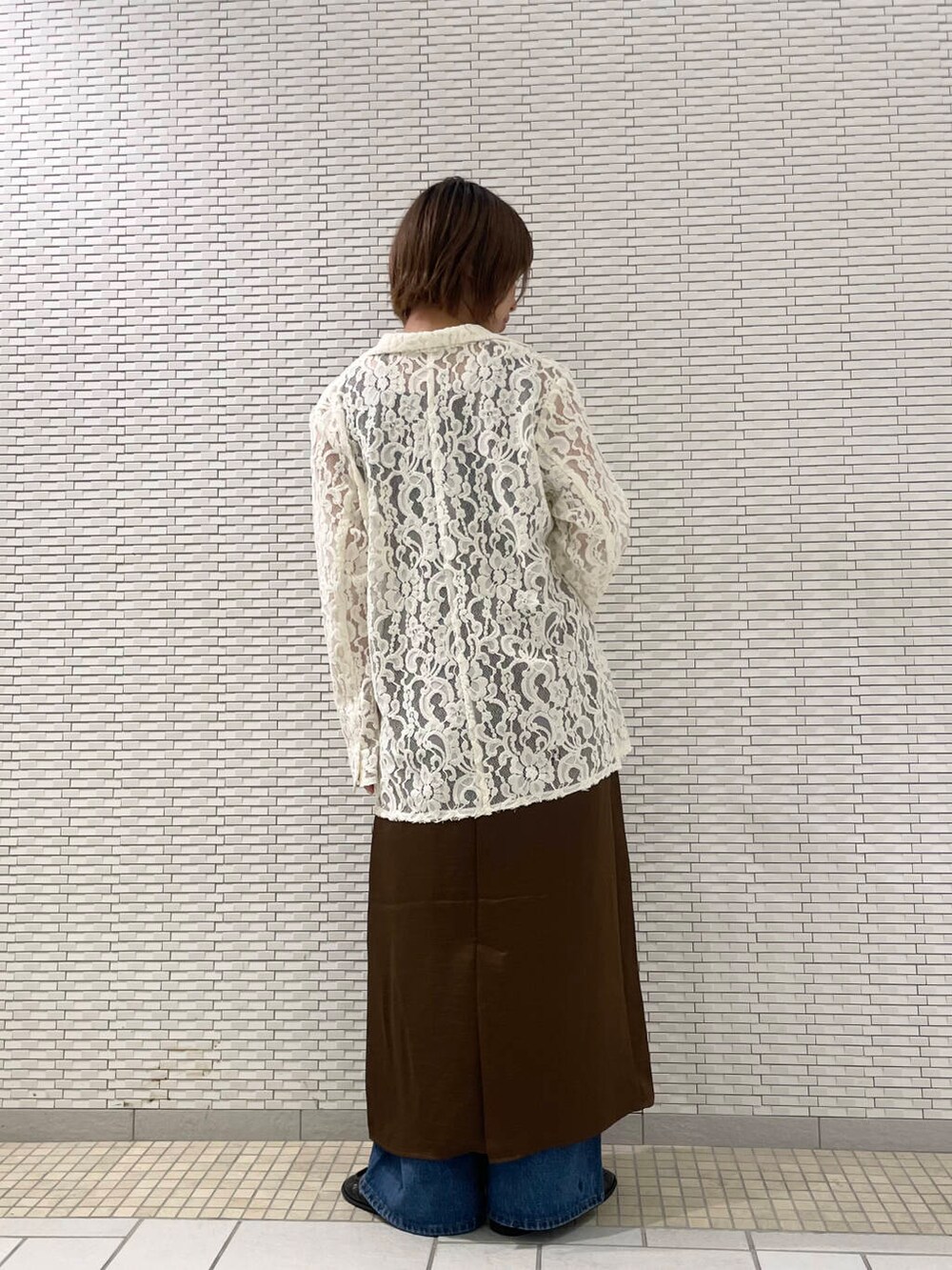 ブラウン系のワンピース、ブルー系のデニムパンツ、ホワイト系のその他アウターを着用したレディースの夏コーディネートの2枚目の写真