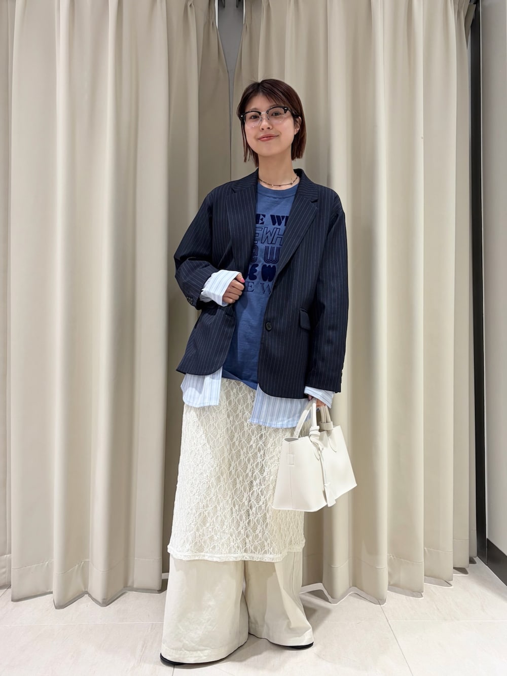 ブルー系のその他アウター、ホワイト系のワンピース、ホワイト系のその他パンツを着用したレディースの春コーディネートの2枚目の写真