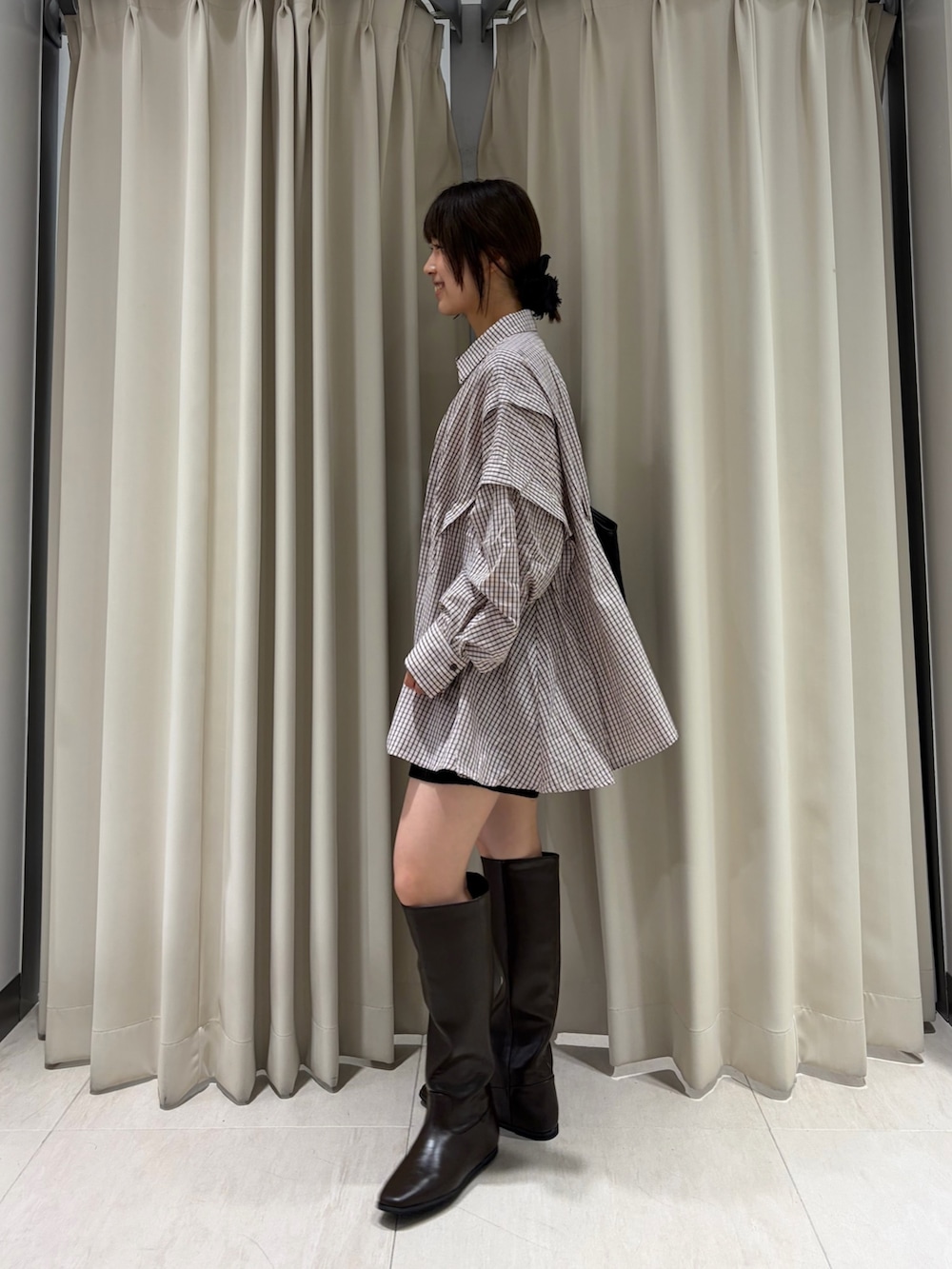 ピンク系のシャツ/ブラウス、ブラウン系のその他パンツ、ブラック系のブーツを着用したレディースの秋コーディネートの2枚目の写真