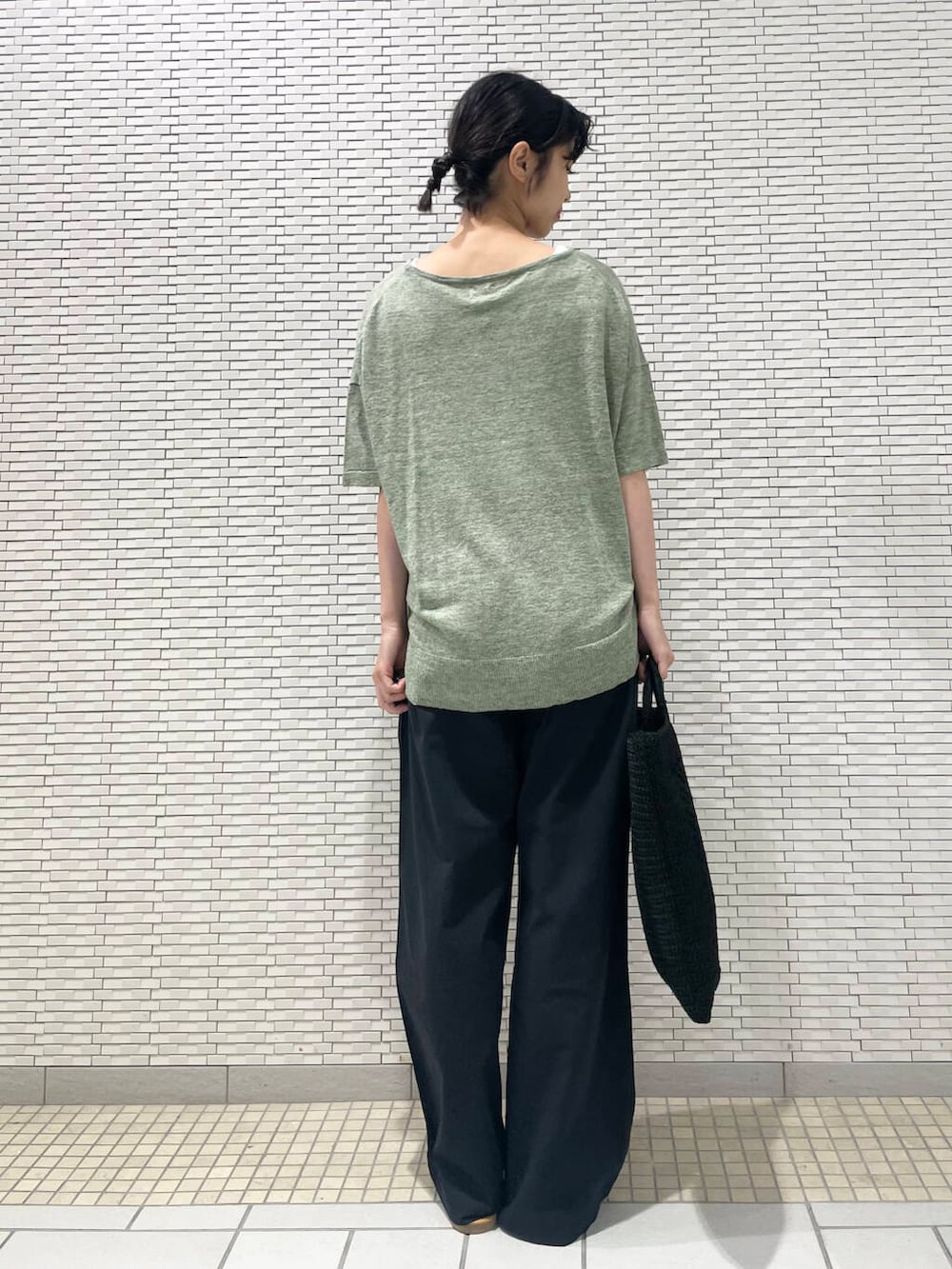 ブルー系のその他パンツ、ブラック系のサンダル、グリーン系のニット/セーターを着用したレディースの夏コーディネートの3枚目の写真