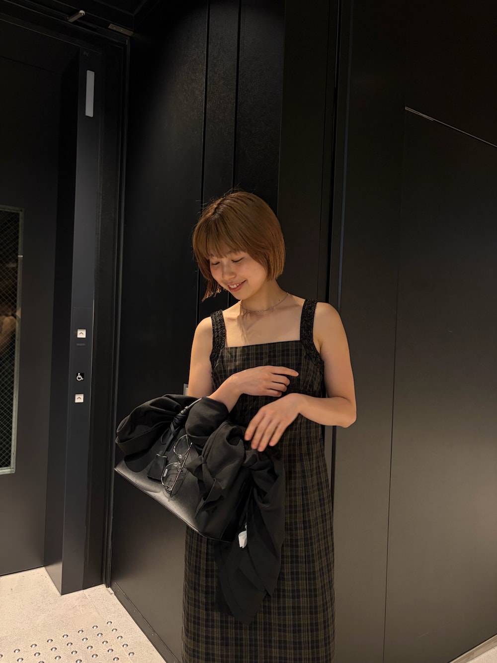ブラック系のワンピース、ブラック系のハンドバッグ、ブラック系のその他アウターを着用したレディースの夏コーディネートの4枚目の写真
