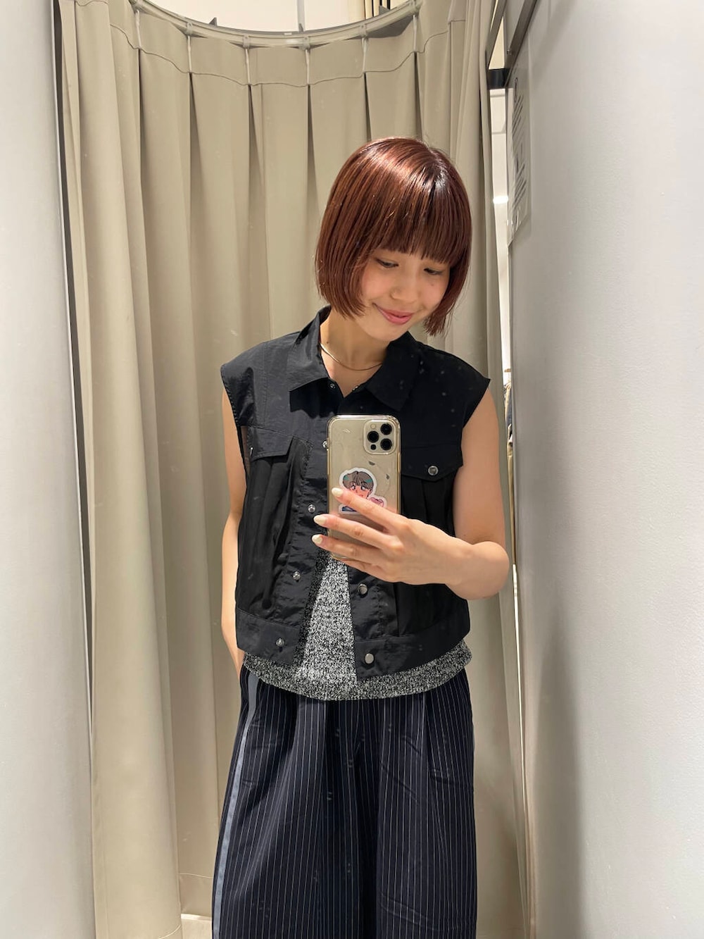 ベージュ系のその他シューズ、ブルー系のその他パンツ、ブラック系のその他アウターを着用したレディースの夏コーディネートの4枚目の写真