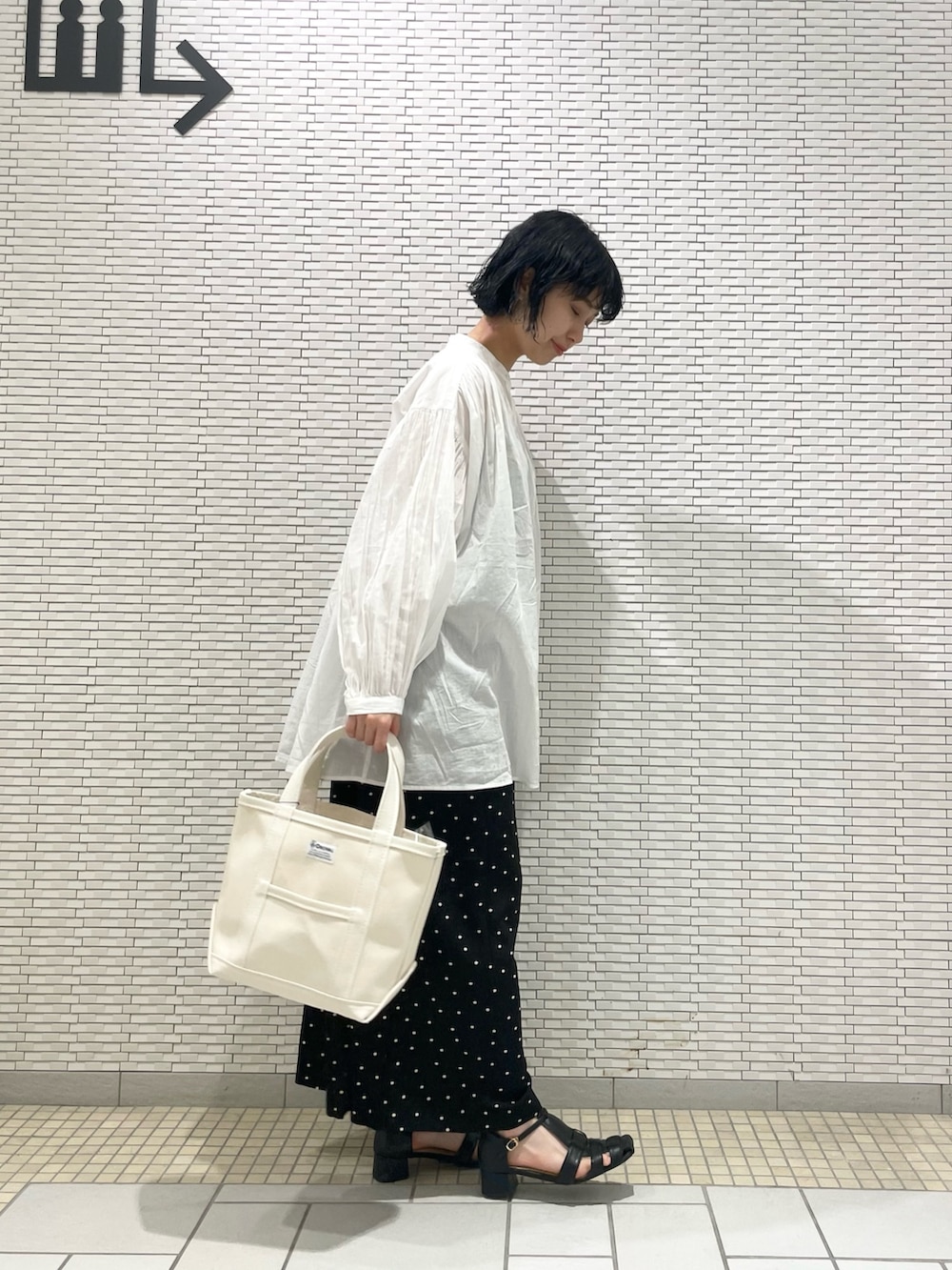 ホワイト系のシャツ/ブラウス、ブラック系のその他パンツ、ブラック系のサンダルを着用したレディースの春コーディネートの4枚目の写真