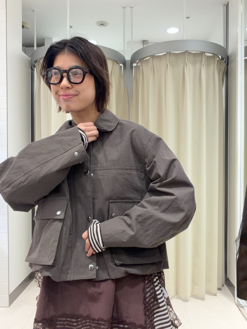 ブラウン系のブルゾン、ホワイト系のその他パンツ、ブラウン系のニット/セーターを着用したレディースの春コーディネートの2枚目の写真