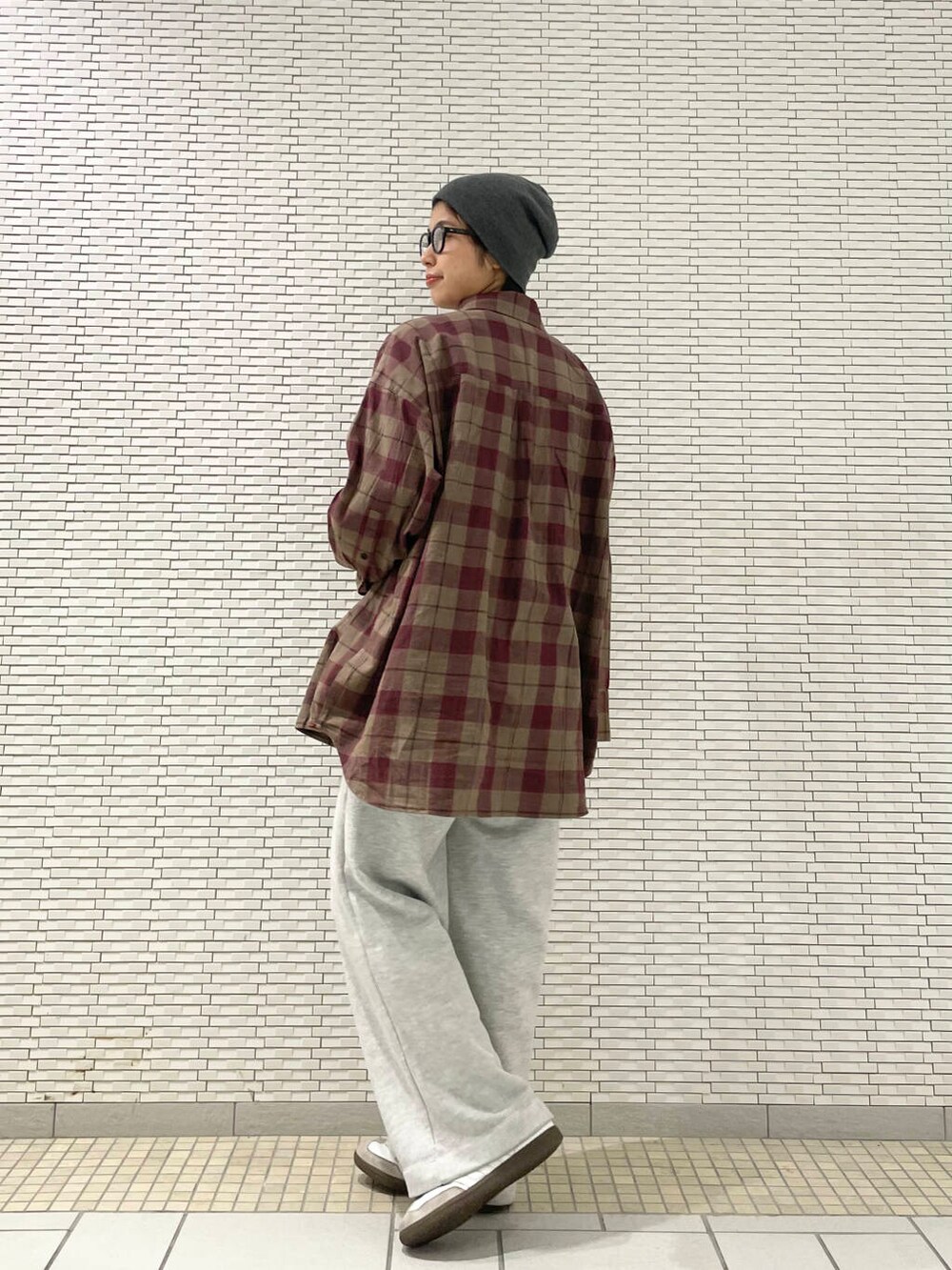 ブラウン系のシャツ/ブラウス、ホワイト系のTシャツ/カットソー、グレー系のその他パンツを着用したレディースの秋コーディネートの3枚目の写真