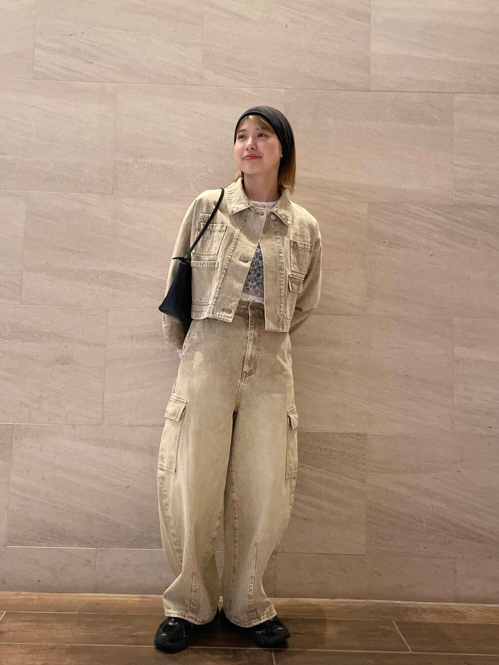 ホワイト系のTシャツ/カットソー、ベージュ系のデニムパンツ、ベージュ系のデニムジャケットを着用したレディースの春コーディネートの4枚目の写真