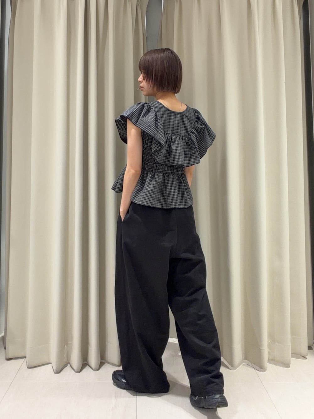 ブラック系のシャツ/ブラウス、ブラック系のその他パンツを着用したレディースの夏コーディネートの2枚目の写真