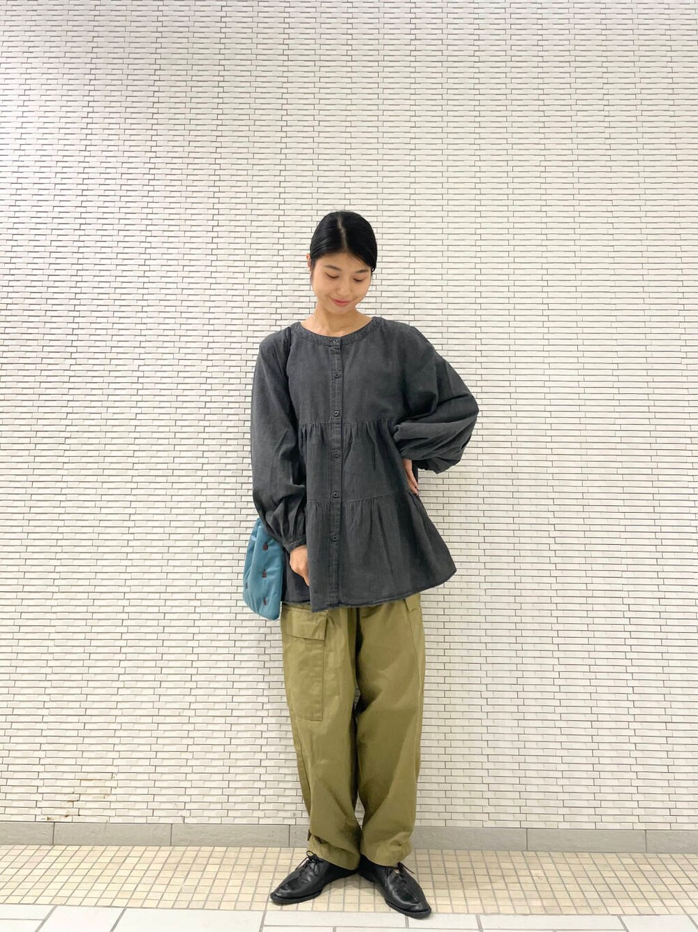ブラック系のその他シューズ、ブルー系のショルダーバッグ、ブラック系のシャツ/ブラウスを着用したレディースの秋コーディネートの5枚目の写真