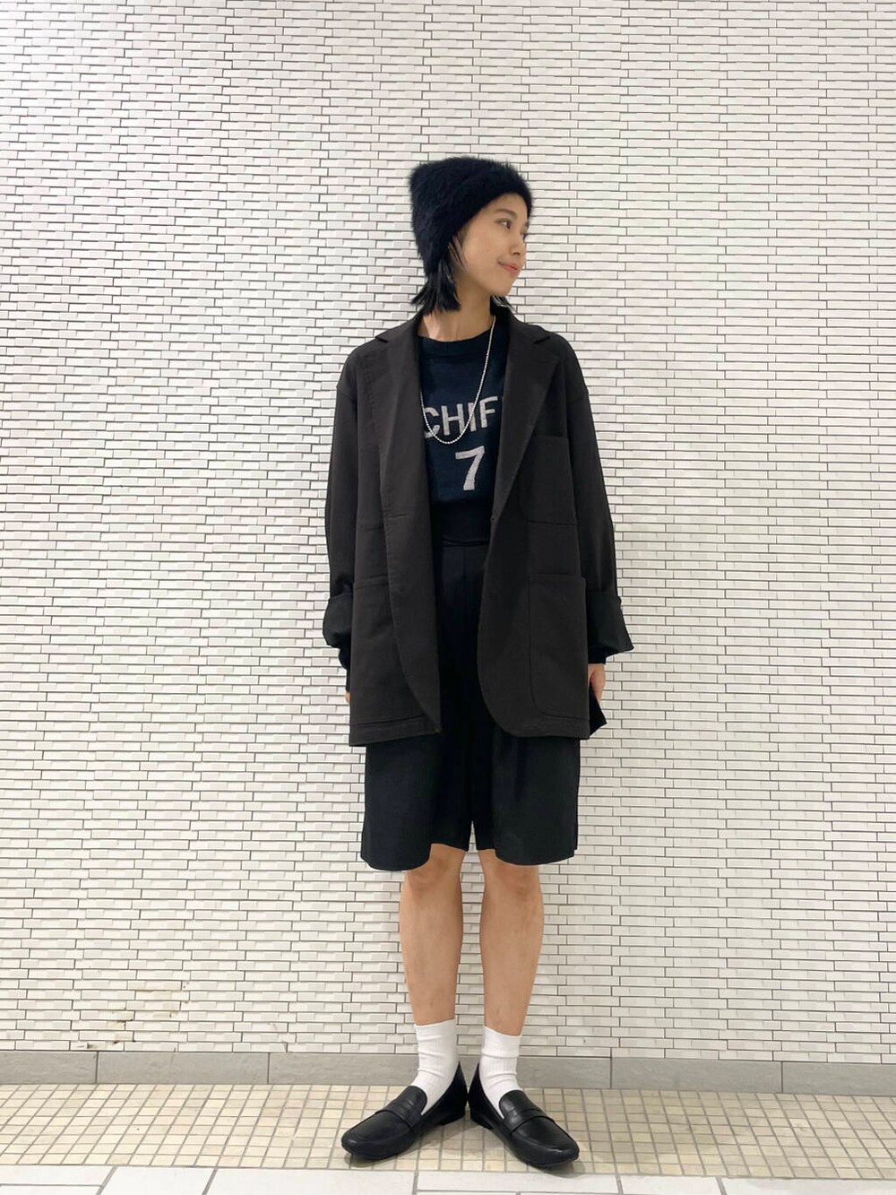 ブラック系のその他パンツ、ブラウン系のその他アウター、ブラック系のローファーを着用したレディースの秋コーディネートの2枚目の写真