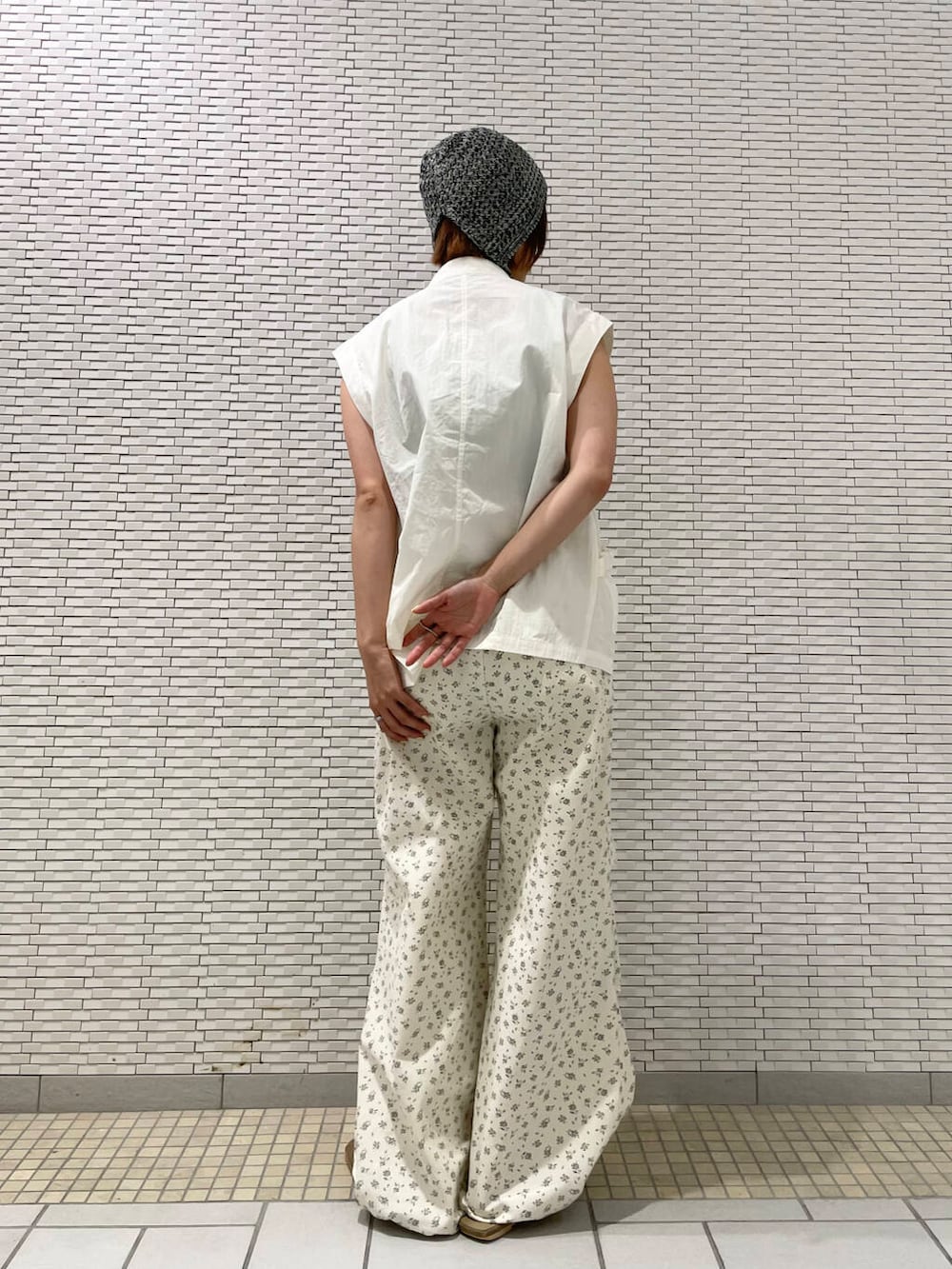 ブラウン系のタンクトップ、ホワイト系のその他パンツ、ベージュ系のその他シューズを着用したレディースの夏コーディネートの3枚目の写真