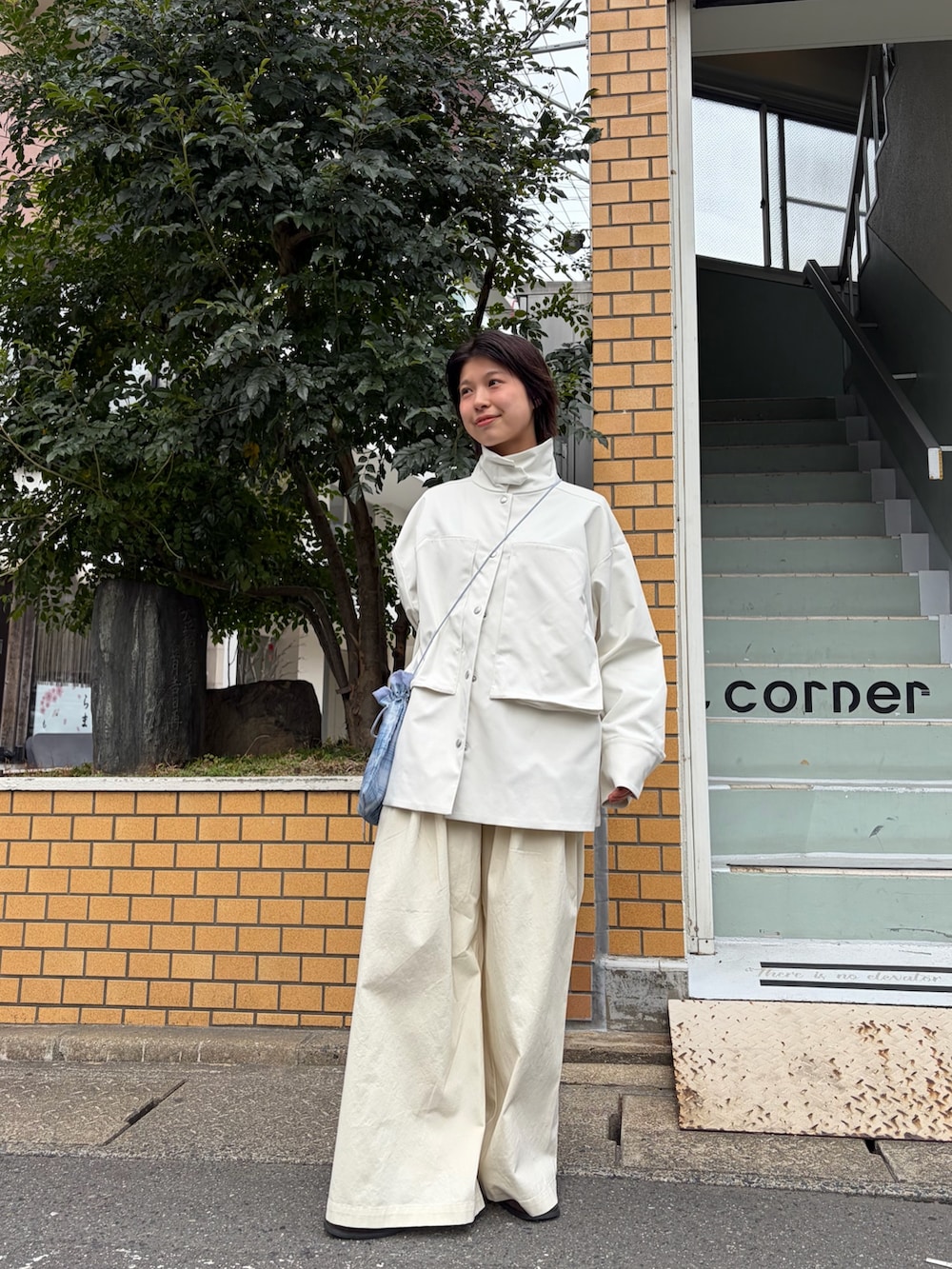 ホワイト系のその他アウター、ブラウン系のローファーを着用したレディースの春コーディネートの2枚目の写真