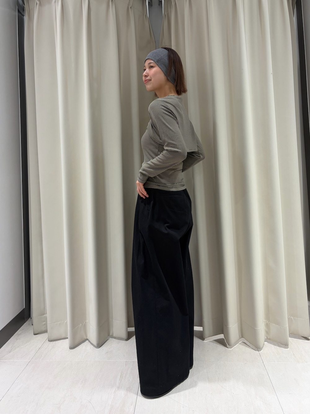 ベージュ系のキャミソール、ブラック系のその他パンツ、グレー系のヘアバンドを着用したレディースの春コーディネートの2枚目の写真