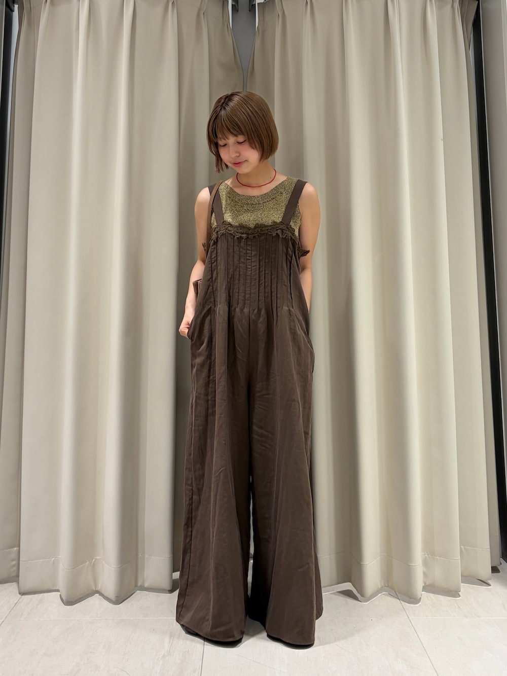ブラウン系のその他パンツ、ブラウン系のタンクトップ、イエロー系のショルダーバッグを着用したレディースの夏コーディネートの3枚目の写真