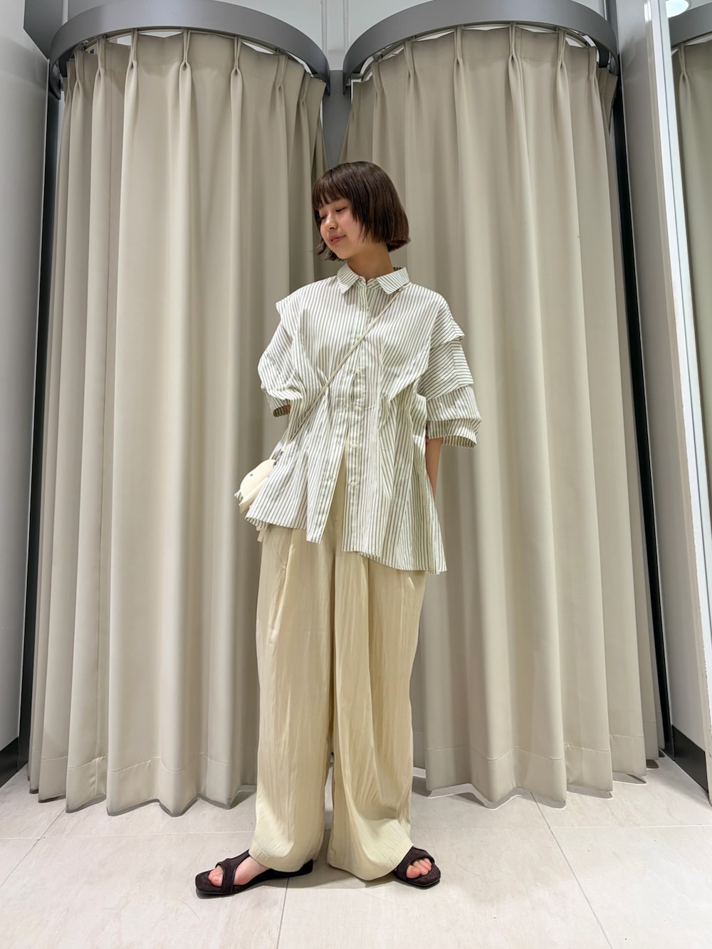 グリーン系のシャツ/ブラウス、イエロー系のその他パンツ、ブラウン系のサンダルを着用したレディースの夏コーディネートの2枚目の写真