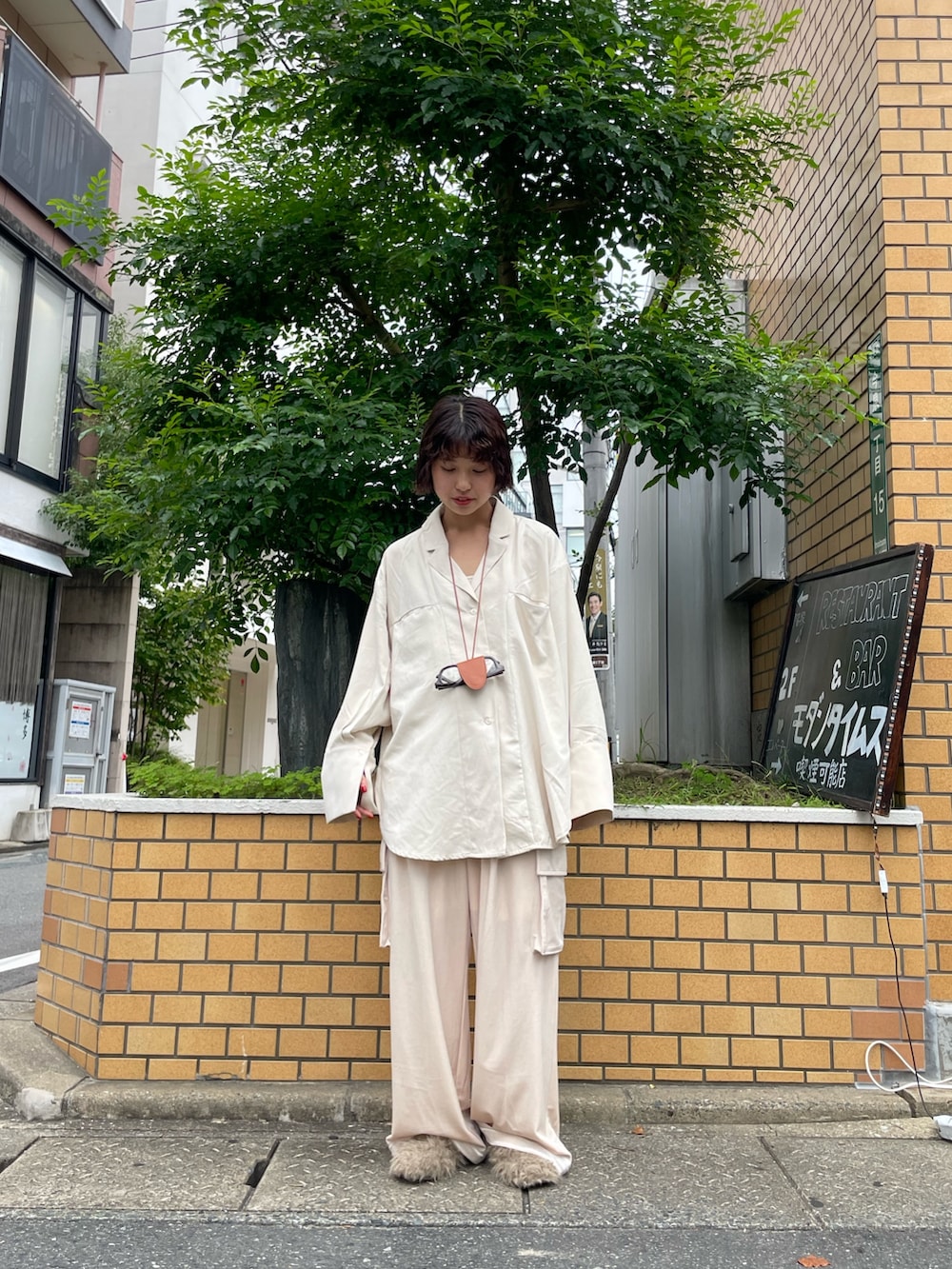 ホワイト系のシャツ/ブラウス、ベージュ系のその他シューズ、ベージュ系のその他パンツを着用したレディースの秋コーディネートの2枚目の写真