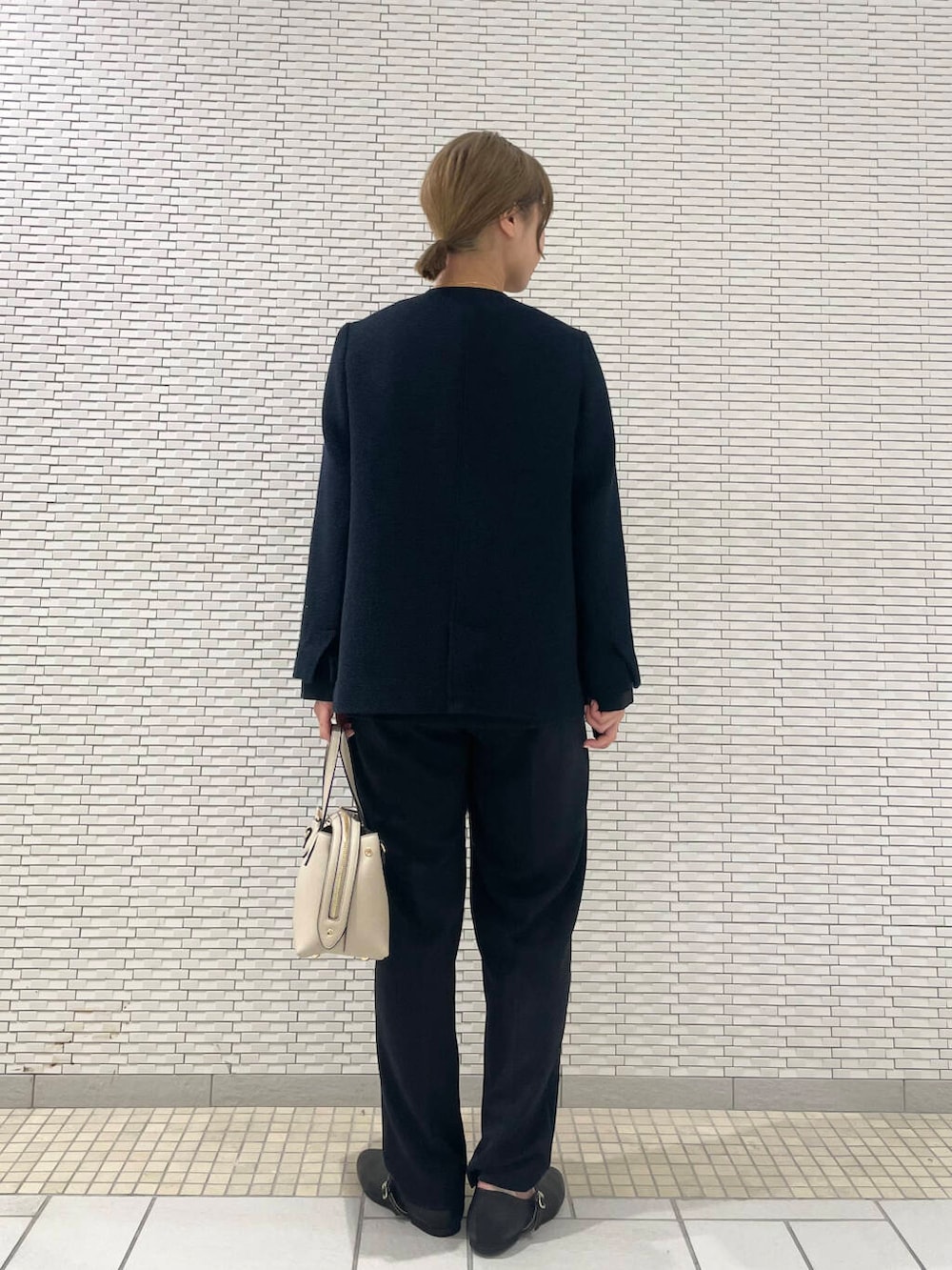 ブルー系のセットアップ、ブルー系のスーツジャケット、ブラック系のパンプスを着用したレディースの冬コーディネートの5枚目の写真