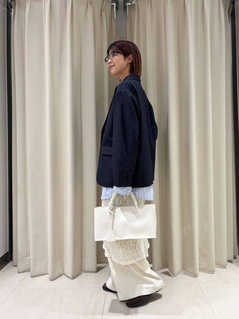 ブルー系のその他アウター、ホワイト系のワンピース、ホワイト系のその他パンツを着用したレディースの春コーディネートの3枚目の写真