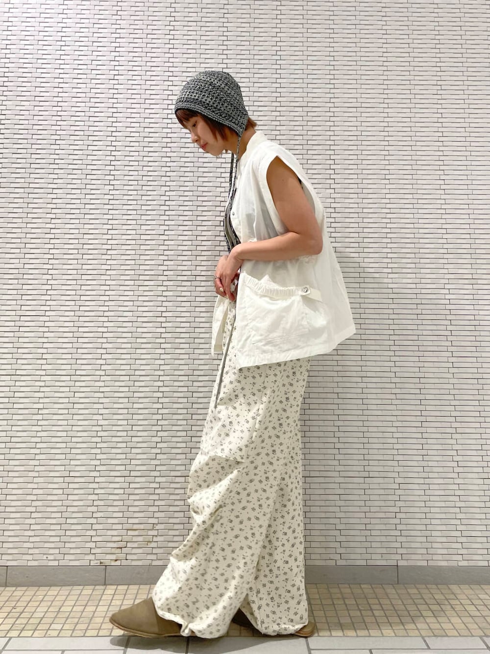 ブラウン系のタンクトップ、ホワイト系のその他パンツ、ベージュ系のその他シューズを着用したレディースの夏コーディネートの4枚目の写真