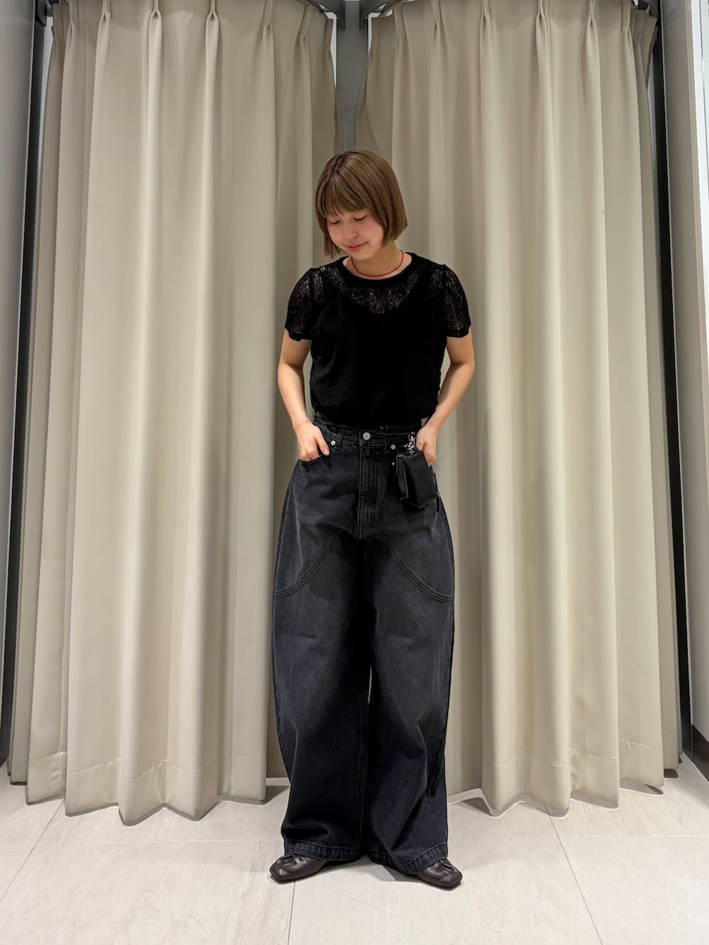 ブラック系のデニムパンツ、ブラック系のTシャツ/カットソー、ブラウン系のその他シューズを着用したレディースの夏コーディネートの3枚目の写真