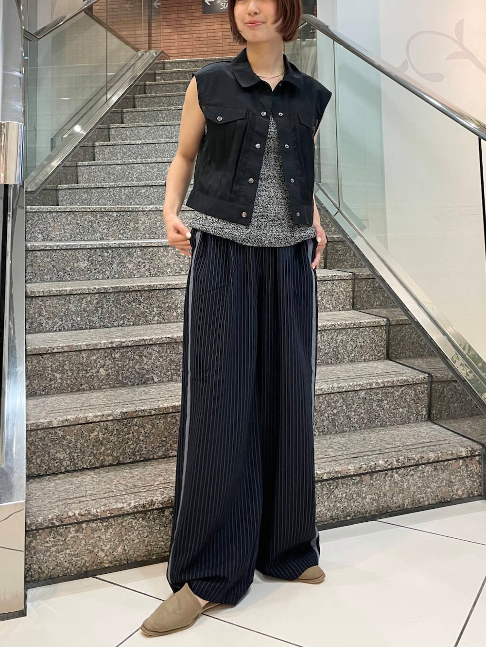 ベージュ系のその他シューズ、ブルー系のその他パンツ、ブラック系のその他アウターを着用したレディースの夏コーディネートの2枚目の写真