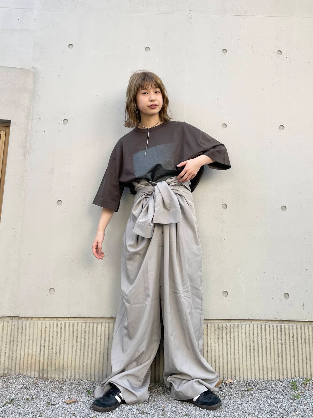 グレー系のサロペット/オーバーオール、グレー系のTシャツ/カットソーを着用したレディースの春コーディネートの2枚目の写真