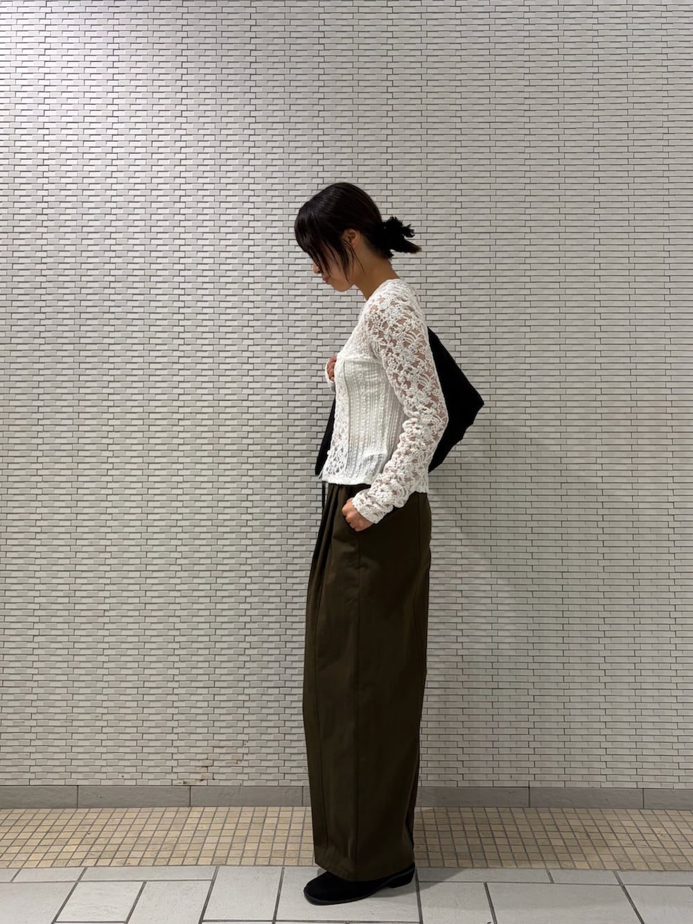 ホワイト系のカーディガン/ボレロ、ブラウン系のその他パンツ、ブラック系のその他シューズを着用したレディースの秋コーディネートの2枚目の写真