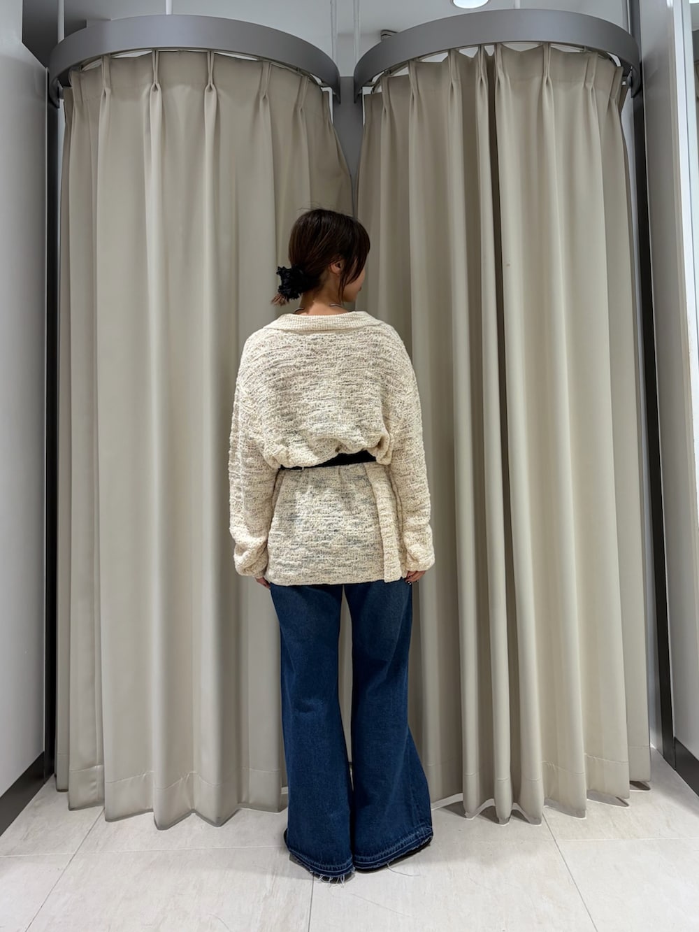ホワイト系のニット/セーター、ブルー系のデニムパンツ、ブラック系のその他シューズを着用したレディースの秋コーディネートの2枚目の写真