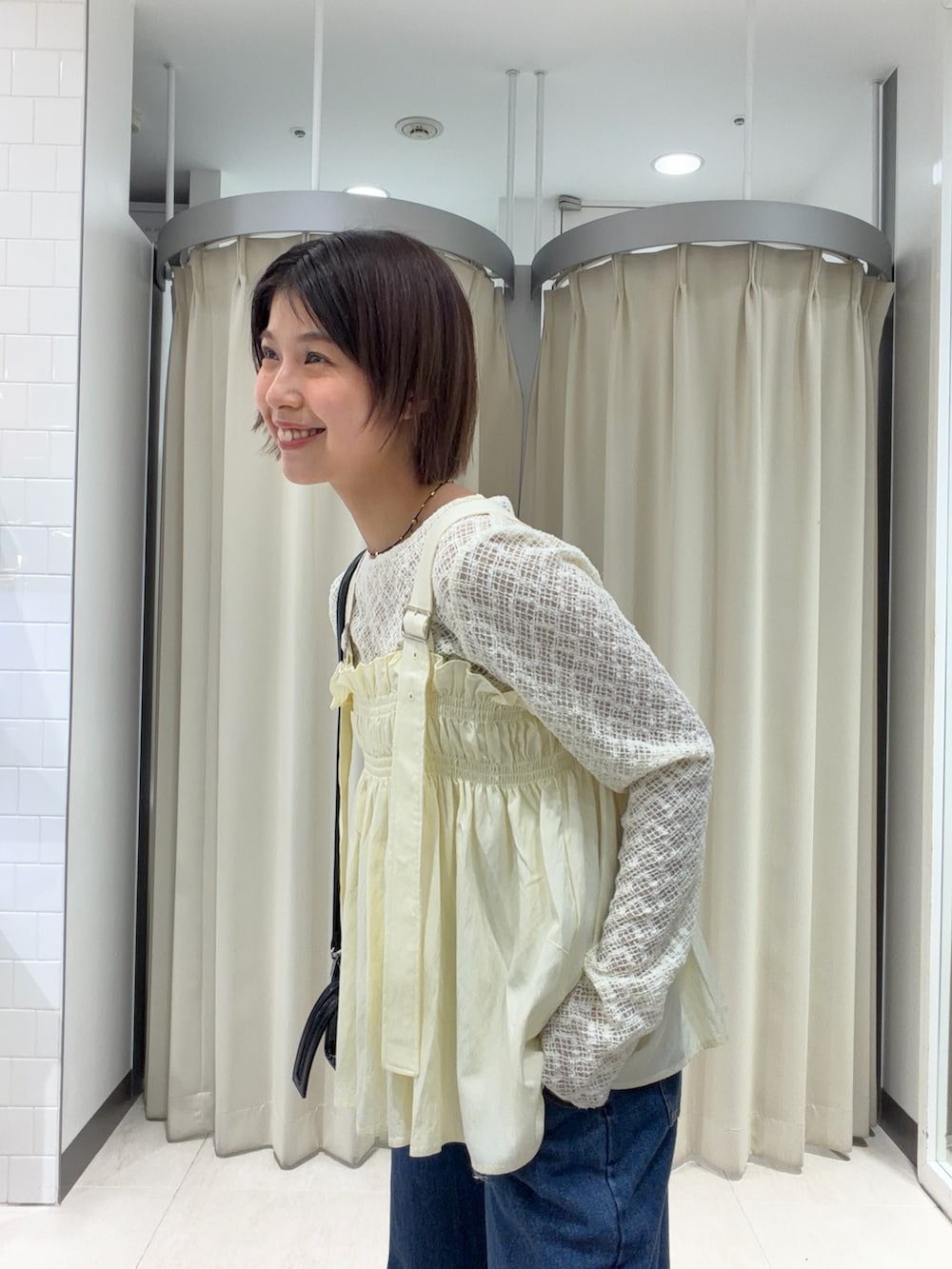 ホワイト系のその他トップス、ブルー系のデニムパンツ、ブラウン系のその他シューズを着用したレディースの春コーディネートの2枚目の写真