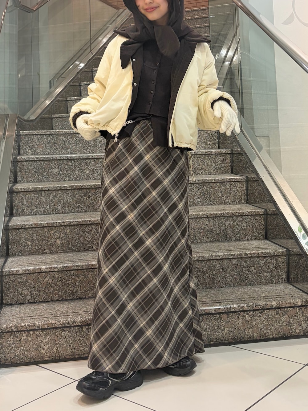 ブラウン系のその他アウター、ブラウン系のスカート、ブラウン系のニット/セーターを着用したレディースの冬コーディネートの4枚目の写真