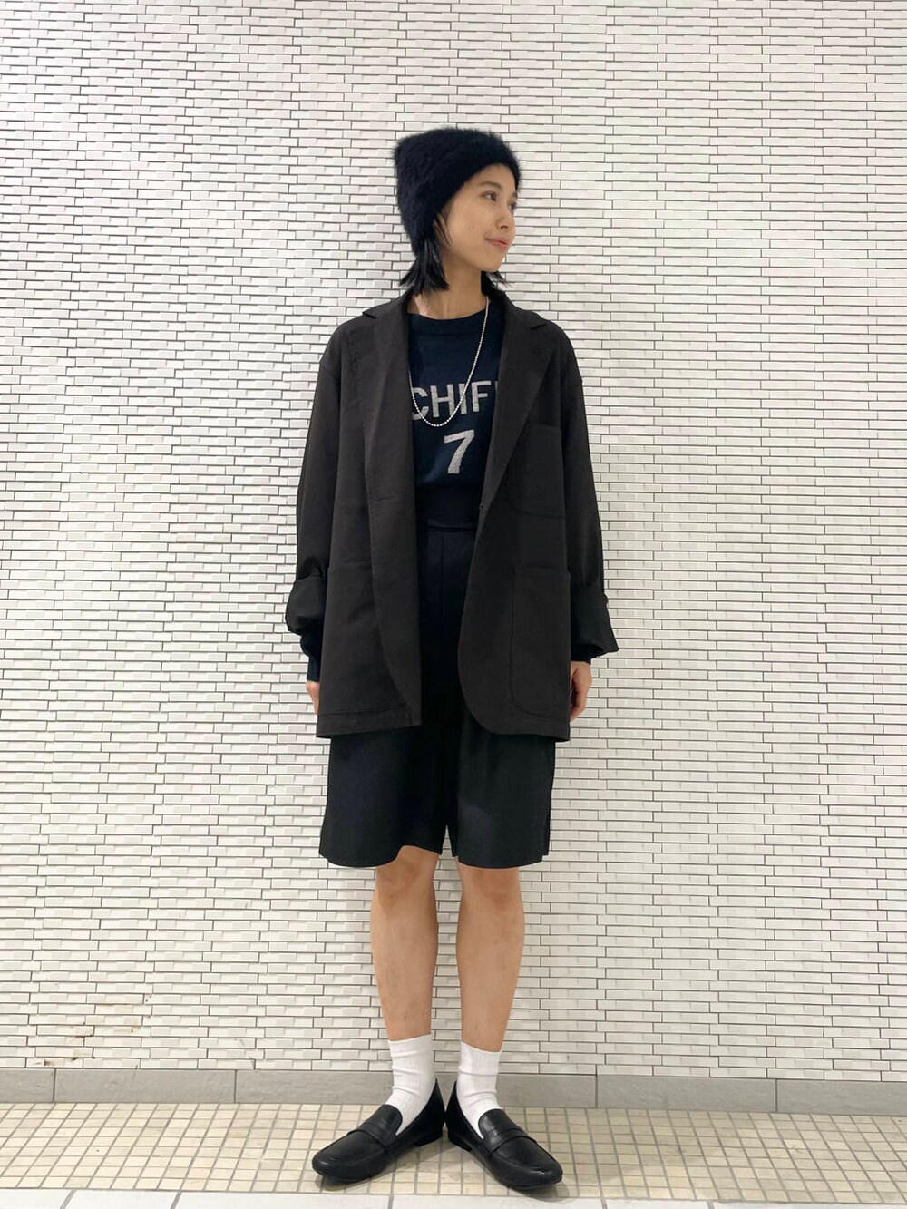 ブラック系のその他パンツ、ブラウン系のその他アウター、ブラック系のローファーを着用したレディースの秋コーディネートの5枚目の写真