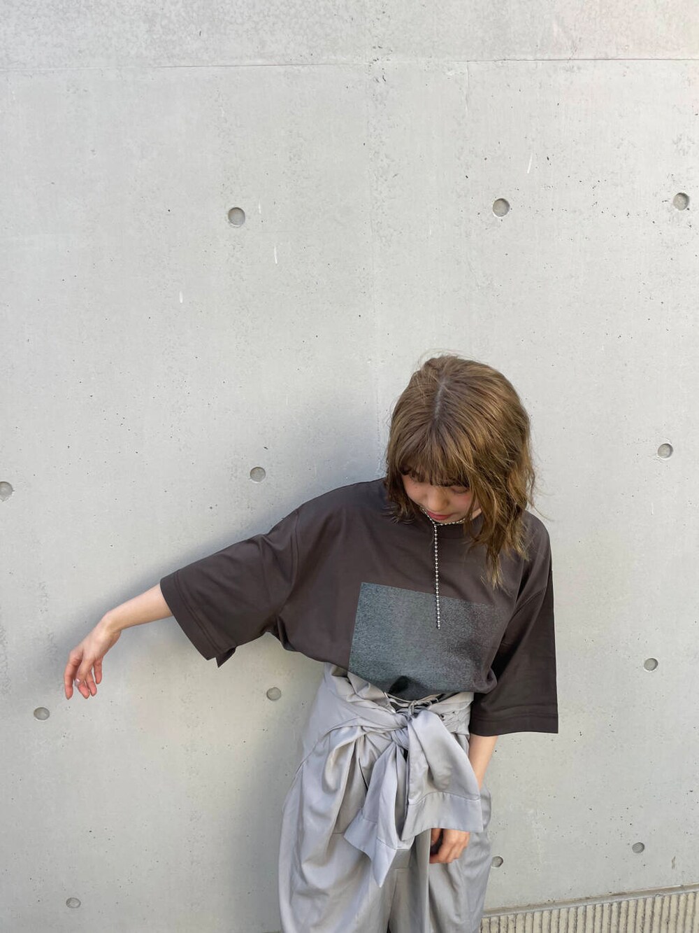 グレー系のサロペット/オーバーオール、グレー系のTシャツ/カットソーを着用したレディースの春コーディネートの4枚目の写真