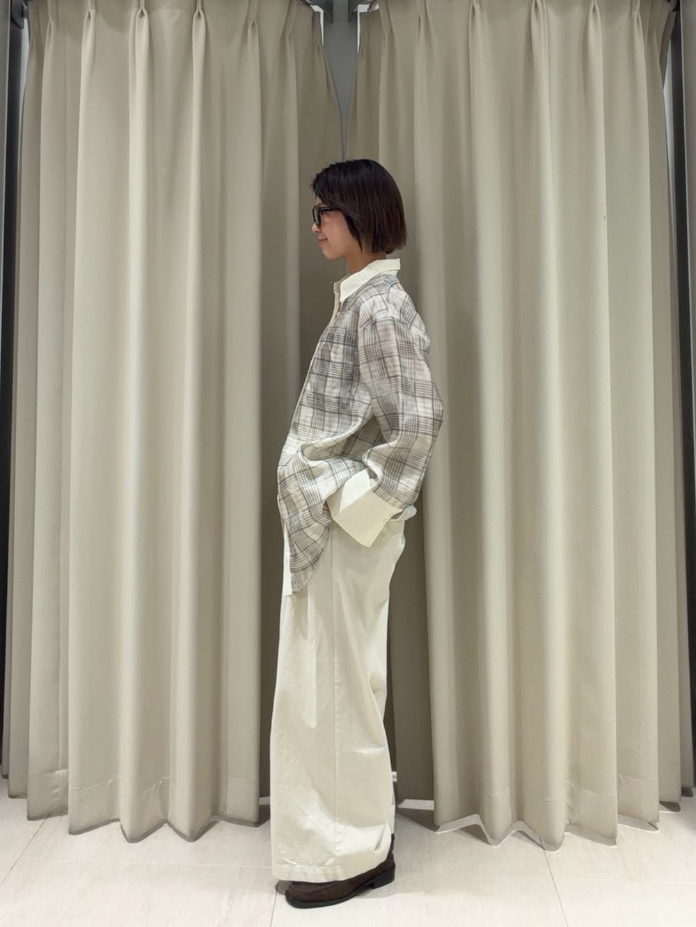 ホワイト系のシャツ/ブラウス、ホワイト系のその他パンツ、ブラウン系のローファーを着用したレディースの春コーディネートの2枚目の写真