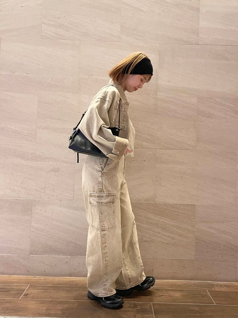 ホワイト系のTシャツ/カットソー、ベージュ系のデニムパンツ、ベージュ系のデニムジャケットを着用したレディースの春コーディネートの3枚目の写真