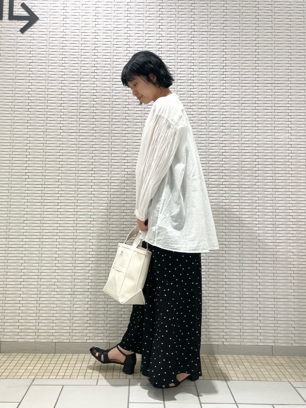 ホワイト系のシャツ/ブラウス、ブラック系のその他パンツ、ブラック系のサンダルを着用したレディースの春コーディネートの2枚目の写真