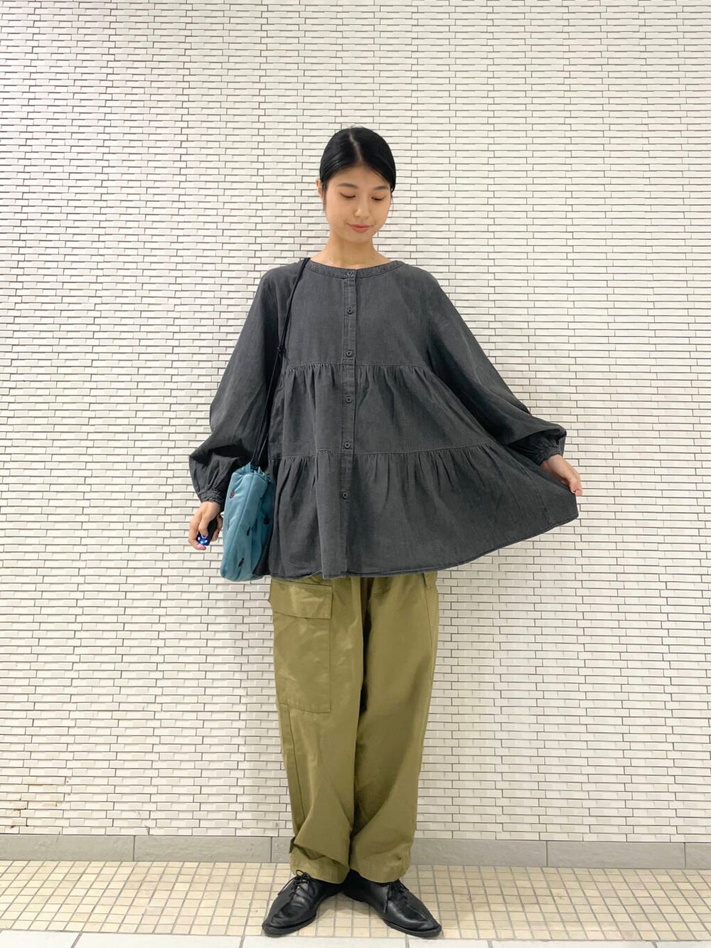 ブラック系のその他シューズ、ブルー系のショルダーバッグ、ブラック系のシャツ/ブラウスを着用したレディースの秋コーディネートの2枚目の写真