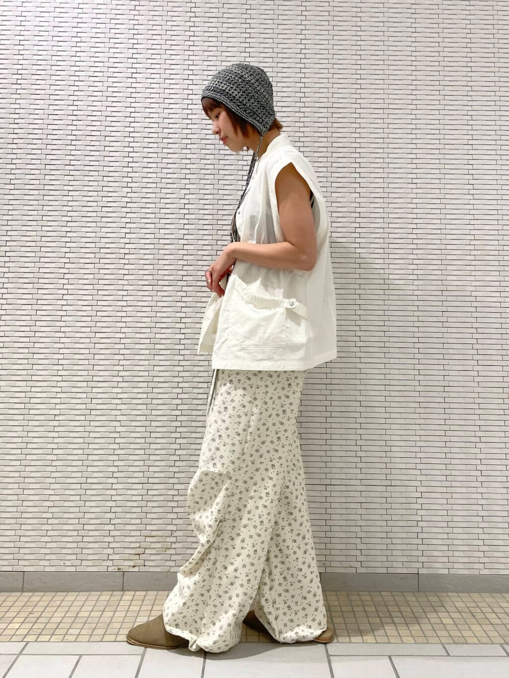 ブラウン系のタンクトップ、ホワイト系のその他パンツ、ベージュ系のその他シューズを着用したレディースの夏コーディネートの6枚目の写真
