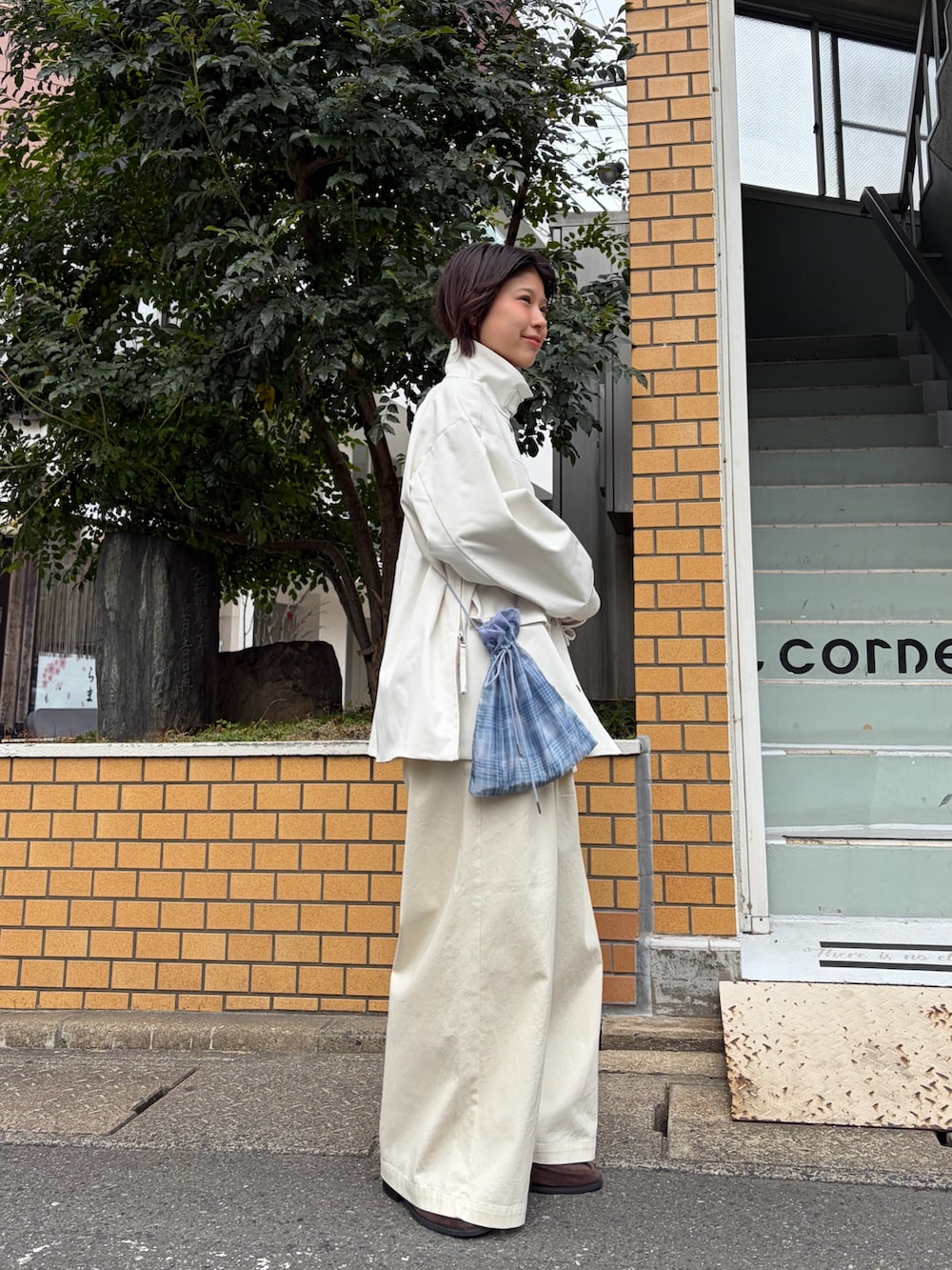 ホワイト系のその他アウター、ブラウン系のローファーを着用したレディースの春コーディネートの3枚目の写真