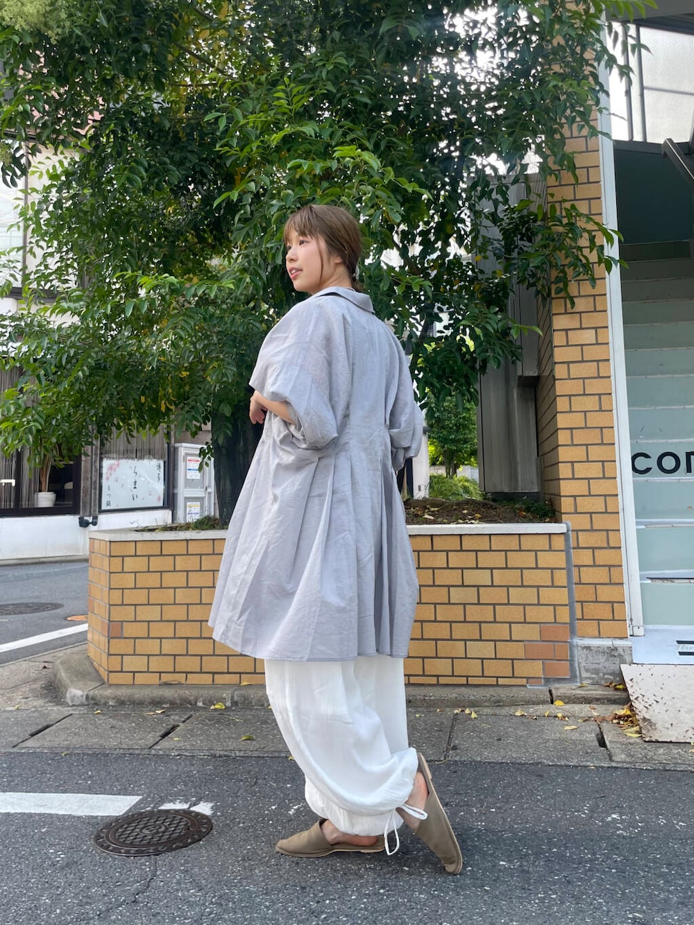 「大人カジュアル、カジュアル、ブラウス、KBF、休日コーデ、newarrival、お洒落、こなれ感、着痩せ、体型カバー、骨格ウェーブ、初夏のお出かけコーデ、すっきり、20代前半、オシャレに見える」｜「KBFのスエードライクフラットシューズ（その他シューズ、ベージュ系）」を使った、erieri1002さん（レディース・158cm）の夏コーディネートの2枚目の写真